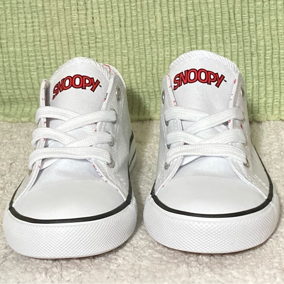Peanuts Snoopy Kids White/Red Low Canvas Lace Up Sneaker Shoes NIB Sizes US 12 - Picture 4 of 12